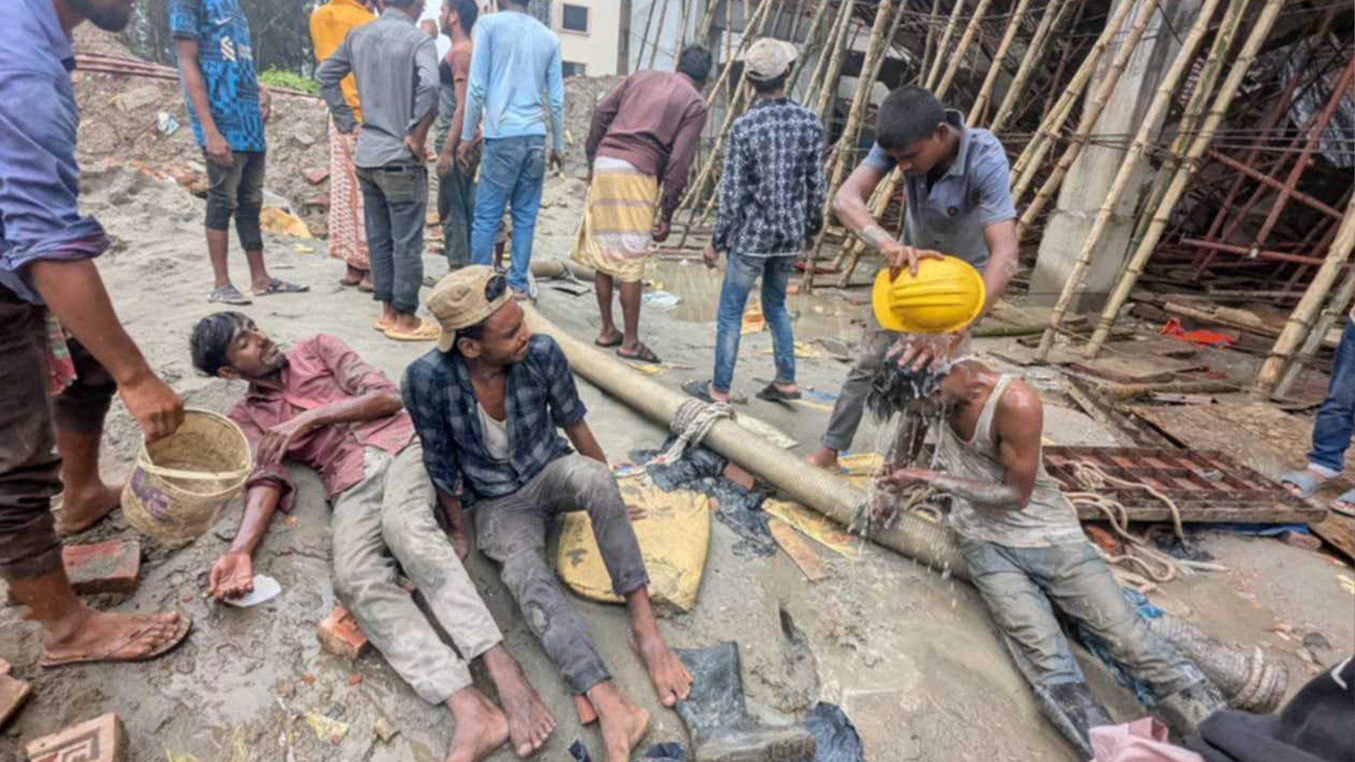 কাজী নজরুল বিশ্ববিদ্যালয়ে নির্মাণাধীন হলের ছাদ ধসে ১০ শ্রমিক আহত